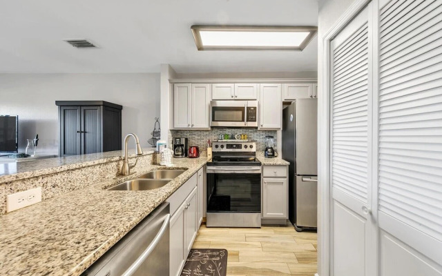 Lakefront 226 3 Bedroom Condo by Redawning