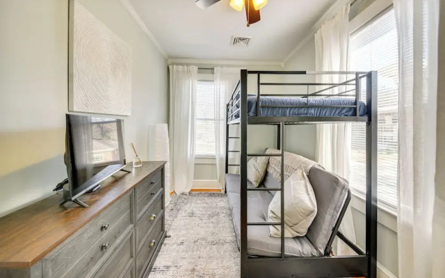 Family-friendly Main St Gloucester Apt w/ Balcony!