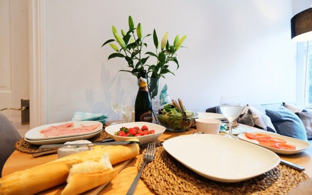 Modern 2 BR Flat in Bedford Park