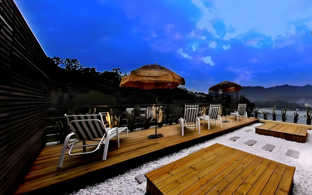 Sun Moon Lake Karuizawa Villa B&B