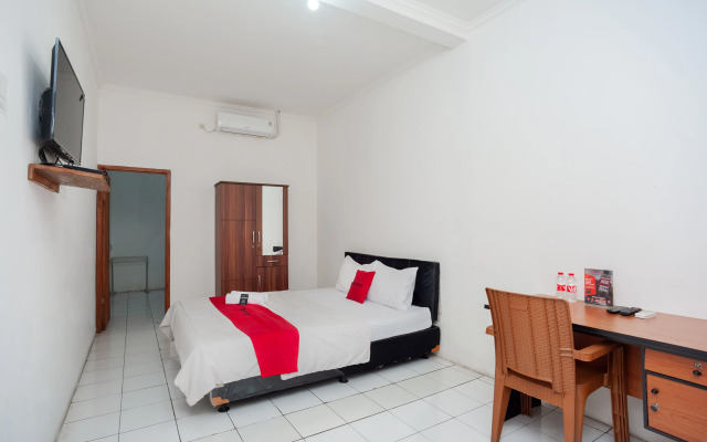 RedDoorz Syariah Plus near Jatiwarna Toll Gate