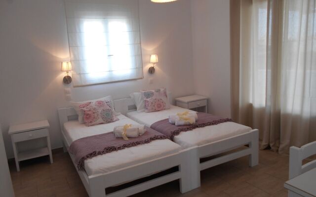 Dahlia Apartments and Studios