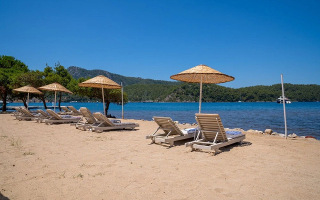 Chillos Beach Hotel & Lounge