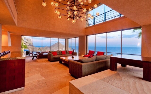 Luxurious Hillside Oceanfront 8 bedroom Villa Bellissima