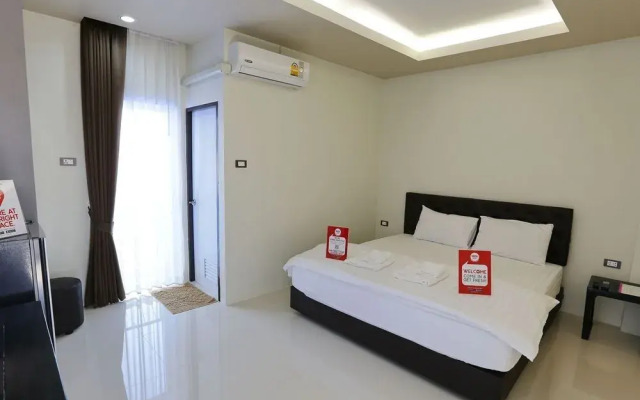 Nida Rooms Central 353 Clock Spin