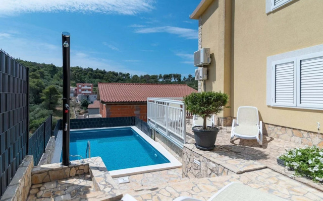 Apartment in Trogir Near Sea