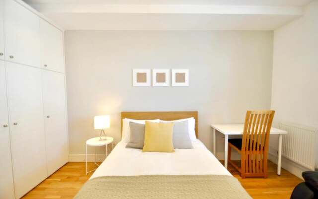 Apartment With 2 Bedrooms in Greater London, With Wifi