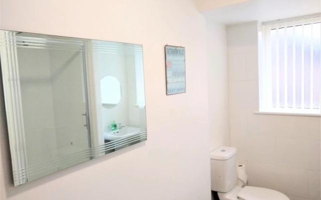 Modern Comfy 2-bedroom Flat in St Helens