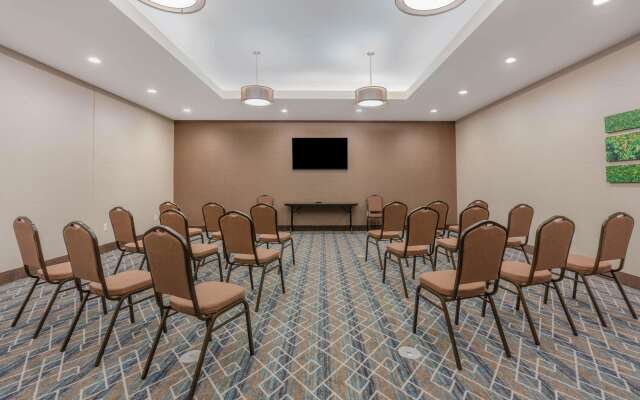 La Quinta Inn and Suites by Wyndham Houston Spring South