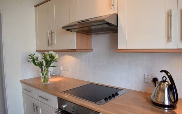 Light And Spacious Home In Battersea Square