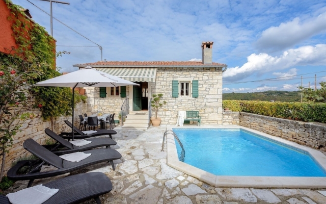 Lovely Stone House With Private Swimming Pool