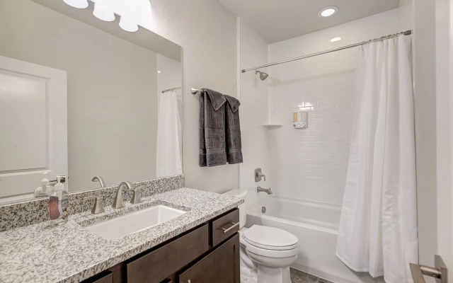 Beautiful New Denver Home! Sleeps 12!