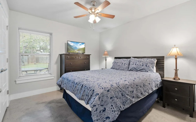 Peaceful Cottage w/ Grill Mins to Lake Travis