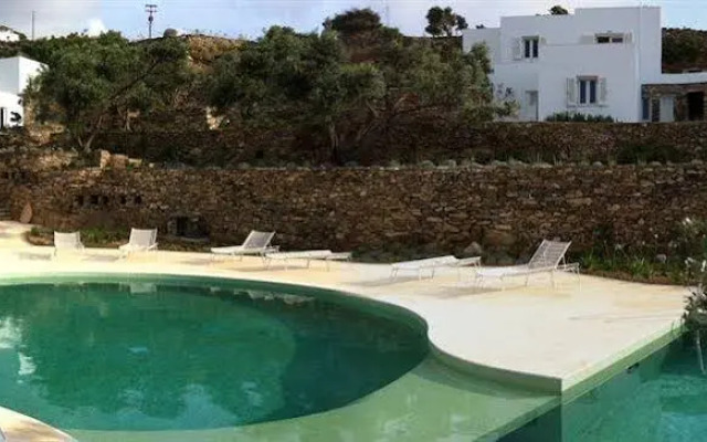 Kamaroti Suites Hotel
