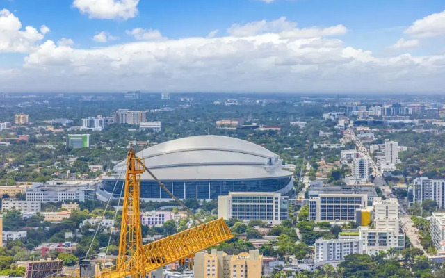 Skyline Retreat Chic 1-BR with City View