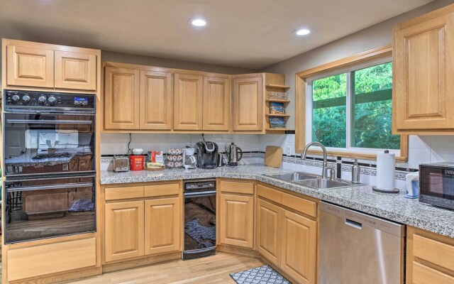 Cozy Washington Escape Near Hiking & Golfing!