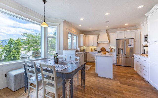 Lincoln House 4 Bedroom Home by RedAwning