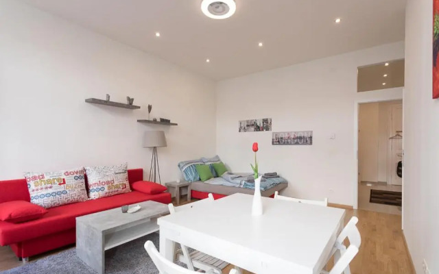 Bright Red Heart Apartment in Leopoldstadt