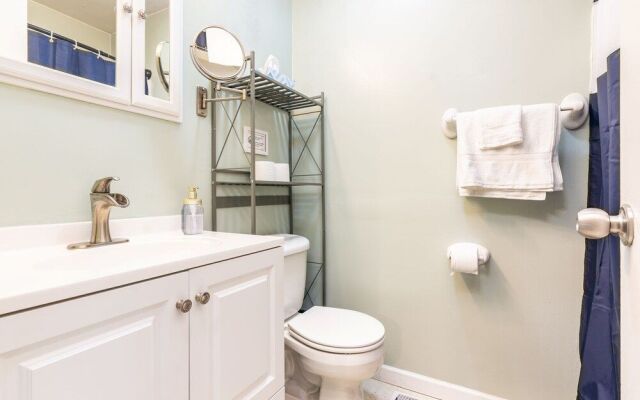 Charming 3BR House Cozysuites Pool Table