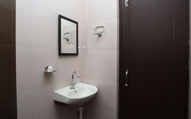 Oyo 30850 Hotel Hira