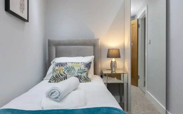 Deluxe Riverview Apartment