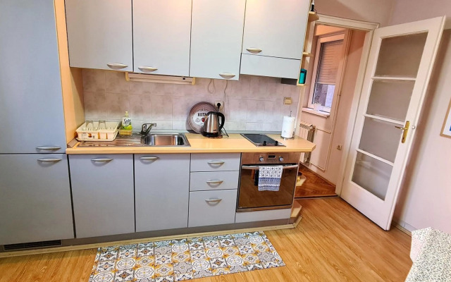 Windows City Apartment