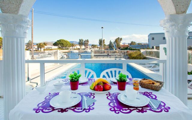 Holiday Home Requesens canal