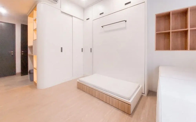 Good Choice And Homey Studio Apartment At Collins Boulevard