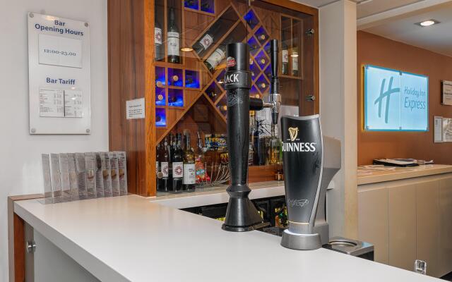 Holiday Inn Express London Gatwick - Crawley by IHG