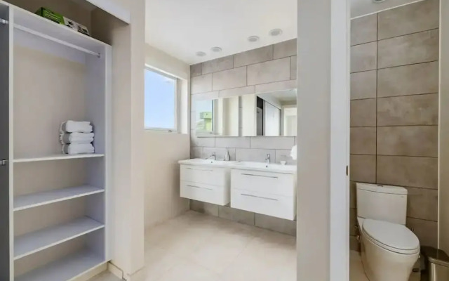 Eagle Beach Modern 2br2ba Beachfront Condo w Pool
