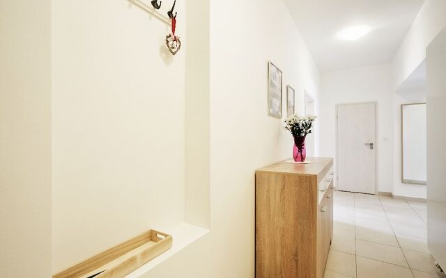 Charming Two-Bedroom Apartment Next To The Emmaus Abbey
