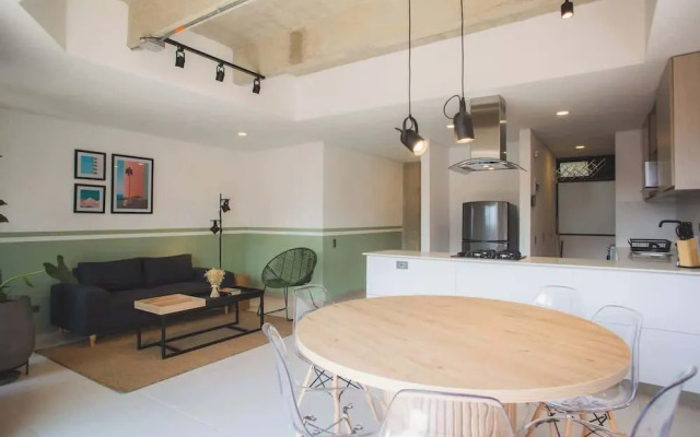 Cool 3 BR W/ Balcony in Laureles Medellín