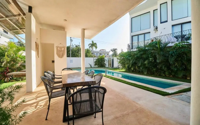 Neem 11 Stylish&Bright APT 2 Pools, AC, Gym & 50MB WIFI