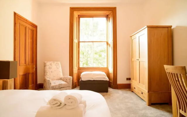JOIVY 5 Bedroom Apt Near Meadows & George Square