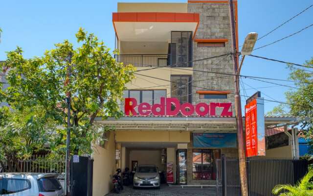 RedDoorz Syariah near Airlangga University Campus B