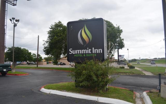 Summit Inn Hotel & Suites