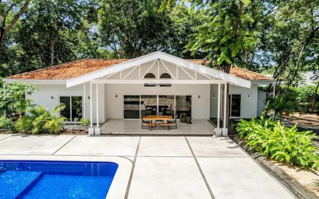 House and Apartment With Private Pool - Walk to Beach