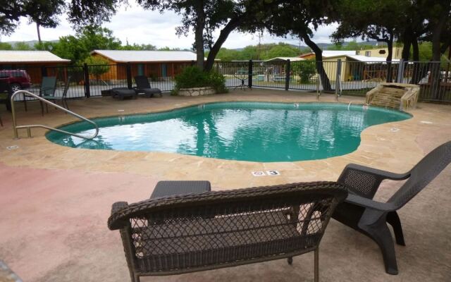 The Historic Leakey Inn