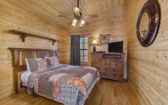Woodland Wonder w/ Hot Tub and Pool Table!
