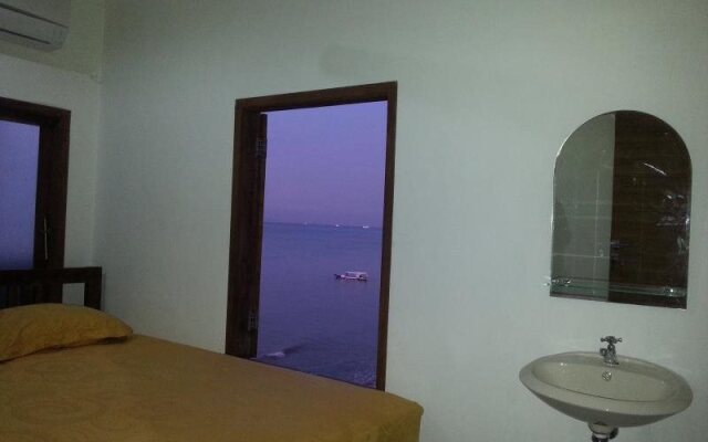 Lavalon Seaview Hostel & Bar