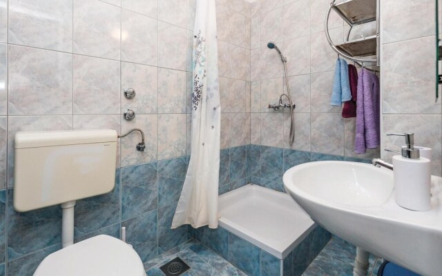 Awesome Home in Fuzine With Wifi and 5 Bedrooms