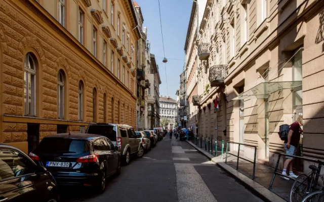 Opera Apartment with Garage, 2BR & 2BTH, AC