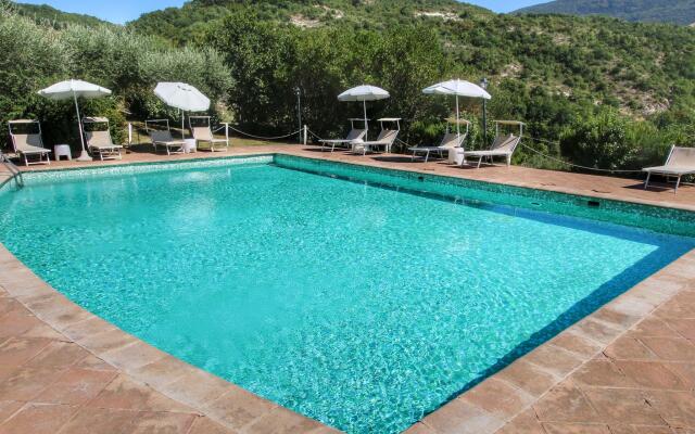 Rustic Getaway With Pool, Garden