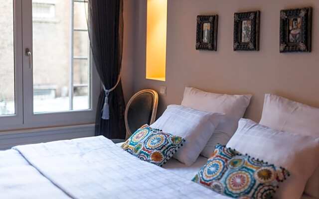 Hotel Diamonds and Pearls