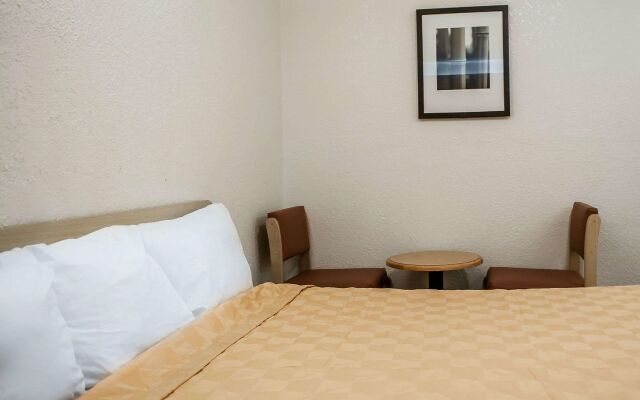 Extend-A-Suites Albuquerque West (ex. Rodeway Inn)