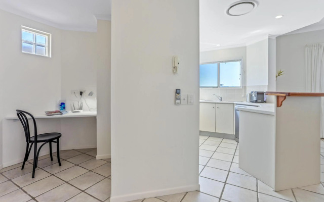 Cosy apartment with ocean views, Sunshine Beach