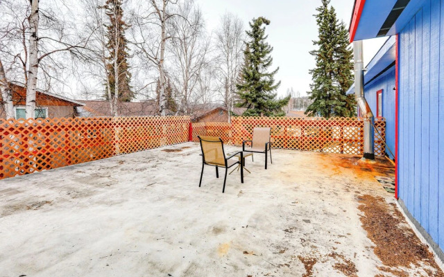 Near Dtwn & Pioneer Park: Fairbanks Home w/ Deck!