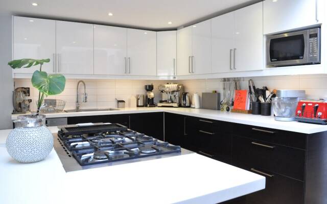 Modern 2 Bedroom House With Patio in Battersea