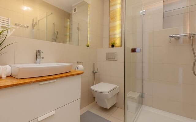 Spacious Apartment + Parking by Renters