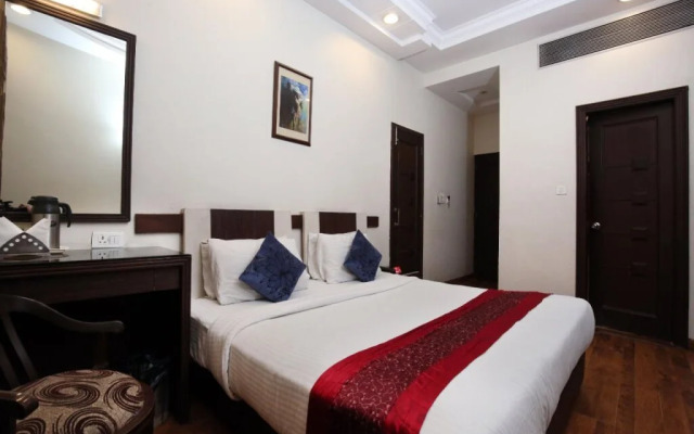 OYO Flagship 113 Golden Temple Road